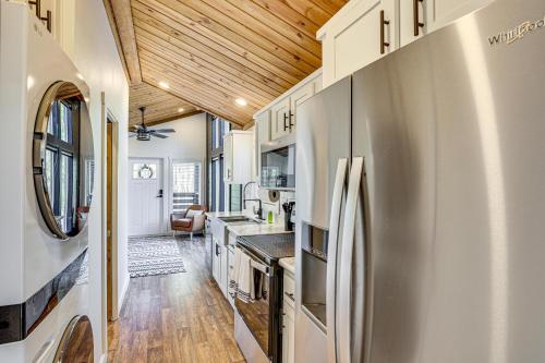 Fire Pit, Deck! Modern Tiny Home in Piney Woods in Linden (TX)