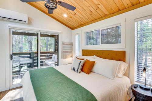Fire Pit, Deck! Modern Tiny Home in Piney Woods in Linden (TX)