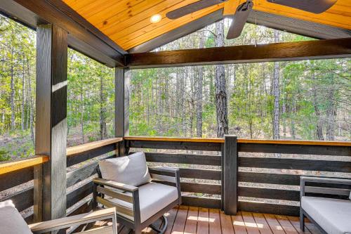 Fire Pit, Deck! Modern Tiny Home in Piney Woods in Linden (TX)