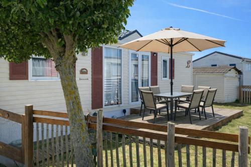 NORDSEE-GLAMPING Mobilheim Chalet 2416 – khách sạn tại Bredene Aan Zee