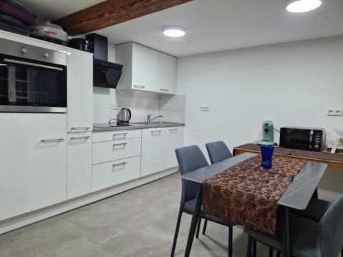 Konyha, Zweibettzimmer mit Gemeinschaftsbad und Küche Großenbach (Zweibettzimmer mit Gemeinschaftsbad und Kuche Großenbach) in Hunfeld