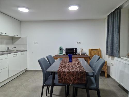 Konyha, Zweibettzimmer mit Gemeinschaftsbad und Küche Großenbach (Zweibettzimmer mit Gemeinschaftsbad und Kuche Großenbach) in Hunfeld