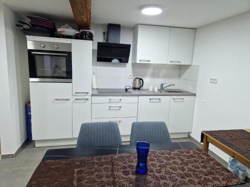 Konyha, Zweibettzimmer mit Gemeinschaftsbad und Küche Großenbach (Zweibettzimmer mit Gemeinschaftsbad und Kuche Großenbach) in Hunfeld