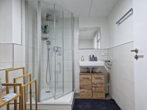 Zuhanyzó, Zweibettzimmer mit Gemeinschaftsbad und Küche Großenbach (Zweibettzimmer mit Gemeinschaftsbad und Kuche Großenbach) in Hunfeld