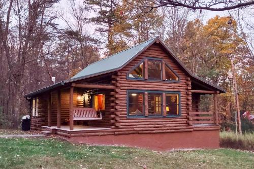 Motorsports, Lake Days and Hikes! Cabin in Waterfall in 布里茲伍德