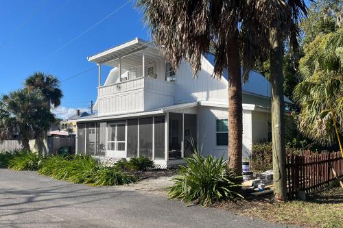 St. Marys Chic: Porch Living & Total Walkability! in 聖瑪利 (GA)