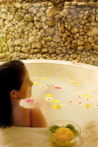 Bathroom, Punta Bulata Resort & Spa in Cauayan  (Negros Occidental)