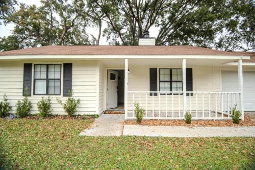 Coastal home near FLETC, I95, St Simons & Jekyll Island – khách sạn tại Windward Acres