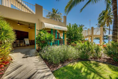 Walk to Beach: St Thomas Condo w/ Balconies in Nazareth
