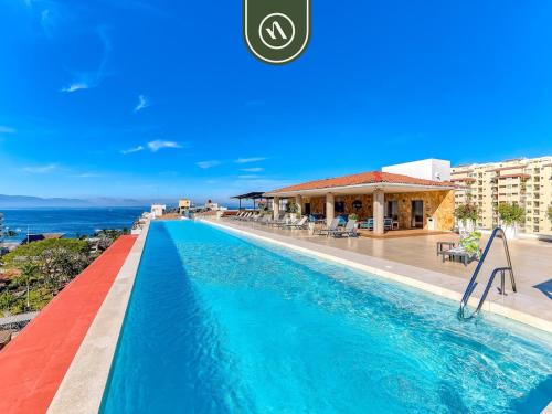Elegant 2 BR Condo with Amazing Rooftop Pool