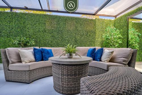 Modern 2BR Condo in Old Town - Private Terrace