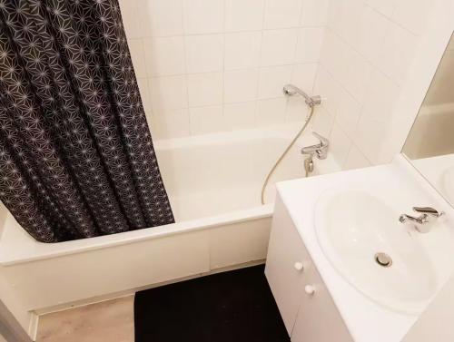 Studio cote Metro avec Piscine et Parking gratuit in Barriere de Paris