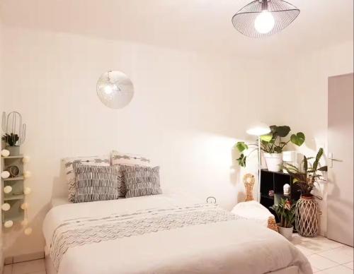 Studio cote Metro avec Piscine et Parking gratuit in Barriere de Paris