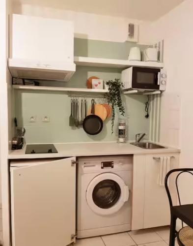 Studio cote Metro avec Piscine et Parking gratuit in Barriere de Paris