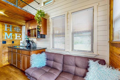 Modern Tiny House in Hill Country w/ Covered Patio in Mountain Home (TX)