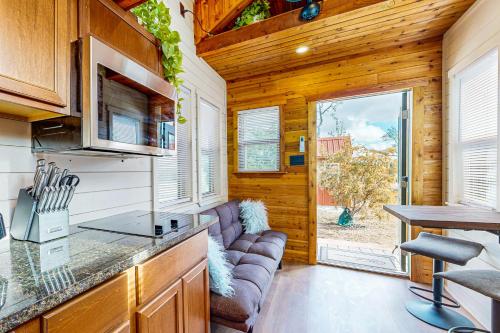 Modern Tiny House in Hill Country w/ Covered Patio in Mountain Home (TX)