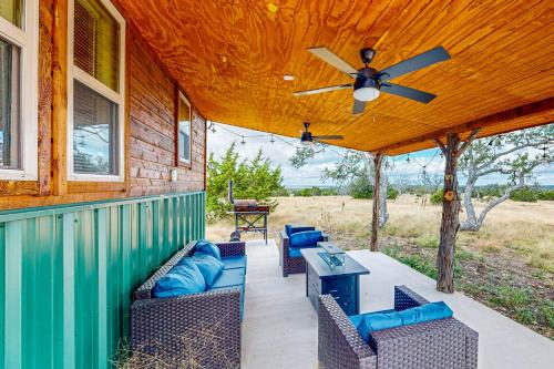 Modern Tiny House in Hill Country w/ Covered Patio in Mountain Home (TX)
