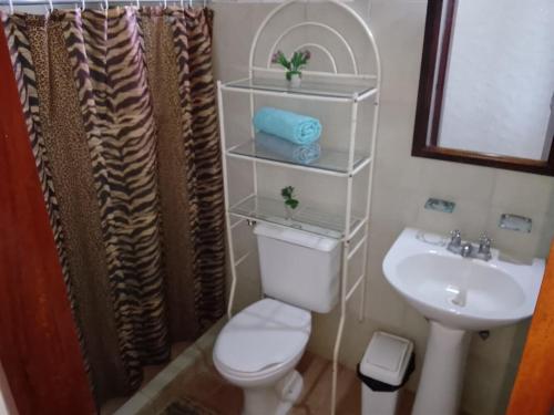 Bathroom, El Refugio II, cerca Playa El Agua y Playa Parguito in Puerto Fermin (El Tirano)