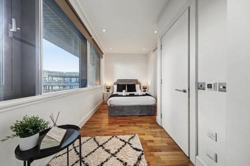 Canary Wharf Riverside Duplex - image 4