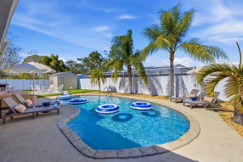 Play & Stay - Pool - Hot Tub - Movie Theater Room in Seminole (FL)