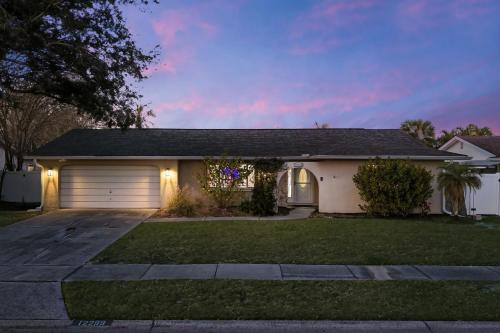 Play & Stay - Pool - Hot Tub - Movie Theater Room in Seminole (FL)