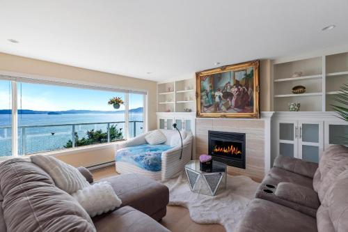 Beachbreeze Oceanfront 4BR1Den4BA Romantic Sunrise & Celestial Views in Brentwood Bay