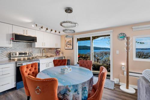 Beachbreeze Oceanfront 4BR1Den4BA Romantic Sunrise & Celestial Views in Brentwood Bay