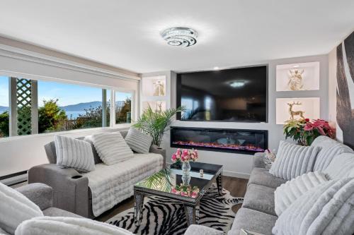 Beachbreeze Oceanfront 4BR1Den4BA Romantic Sunrise & Celestial Views in Brentwood Bay