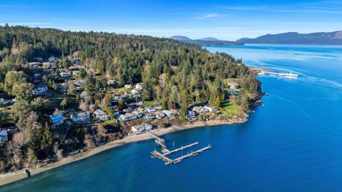 Beachbreeze Oceanfront 4BR1Den4BA Romantic Sunrise & Celestial Views in Brentwood Bay
