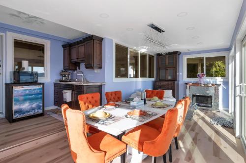 Stunning oceanfront home 4br3b sunrise beachcombing near Bamberton Park in Brentwood Bay