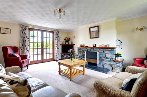 Seadmed, 3 Bed in Fishguard oc-wav276 in Pontfaen