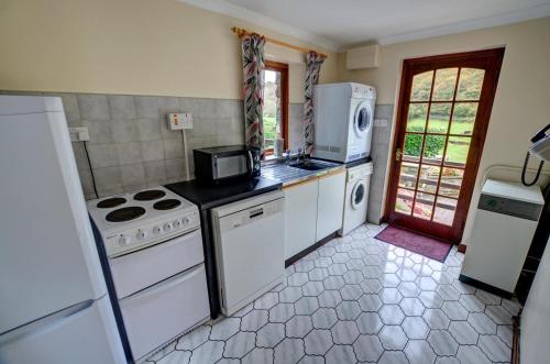 Seadmed, 3 Bed in Fishguard oc-wav276 in Pontfaen