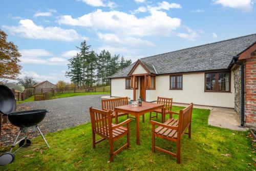 2 Bed in Y Drenewydd oc-waa402 gîte à louer Llanllugan