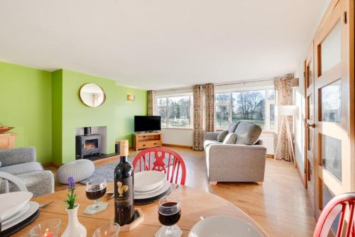 Iekārtas, 2 Bed in Tregaron oc-bow298 in Tregaron