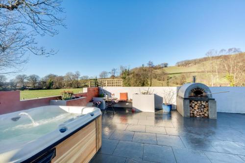 Iekārtas, 2 Bed in Tregaron oc-bow298 in Tregaron