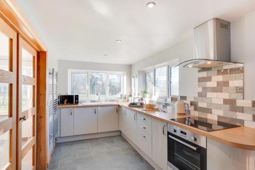 Iekārtas, 2 Bed in Tregaron oc-bow298 in Tregaron