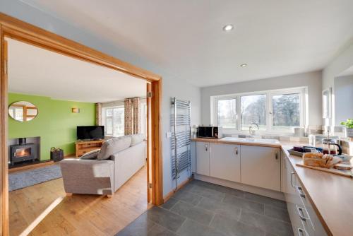 Iekārtas, 2 Bed in Tregaron oc-bow298 in Tregaron