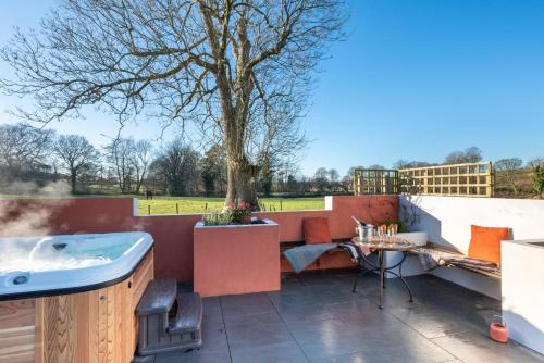 Iekārtas, 2 Bed in Tregaron oc-bow298 in Tregaron