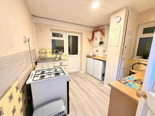 Lovely Two Double Bedroom Maisonette in Surrey in Farnham