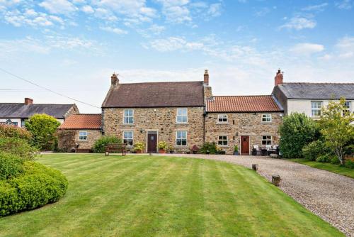Iekārtas, 2 Bed in Bolam oc-b29967 in Hilton (Durham)