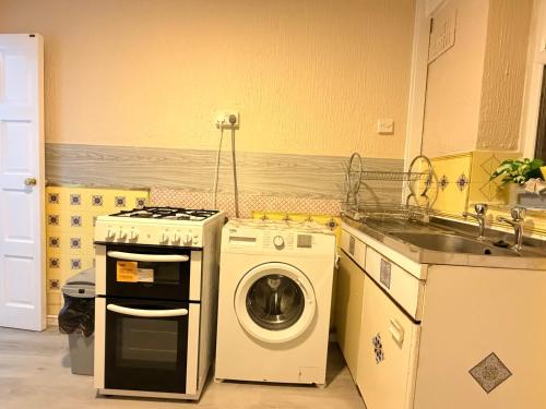 Lovely Two Double Bedroom Maisonette in Surrey in Farnham