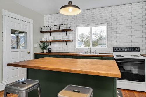 Enchanting Bungalow - 2BR Historic Hidden Gem in 齊尼亞