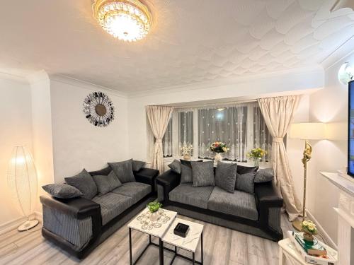 Lovely Two Double Bedroom Maisonette in Surrey in Farnham