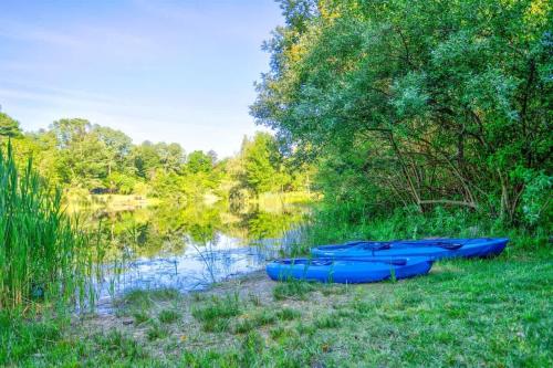 Lakeside Crescent Cottage with Kayaks and Bonfire Fun Family Friendly - image 6