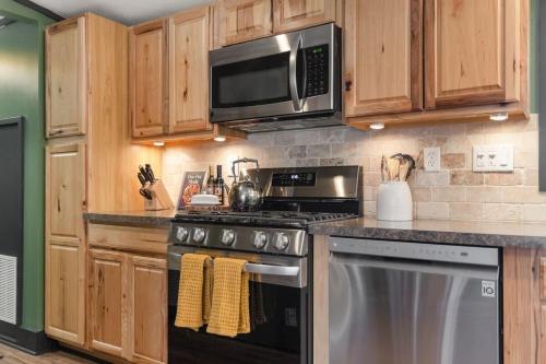 Lakeside Crescent Cottage with Kayaks and Bonfire Fun Family Friendly - image 2