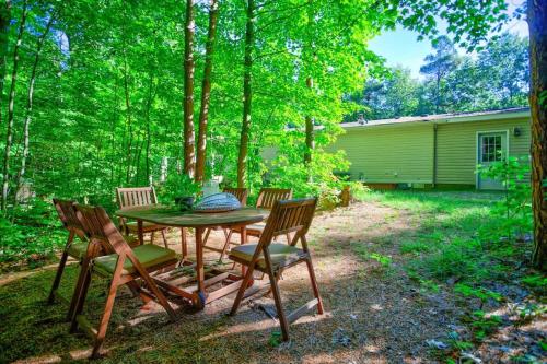 Lakeside Crescent Cottage with Kayaks and Bonfire Fun Family Friendly - image 7