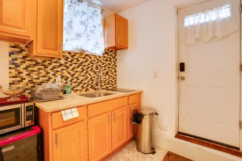 Pet-Friendly Elmont Apartment 17 Mi to NYC! in Elmont, USA