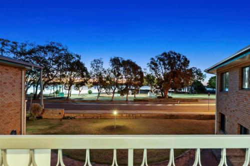 Crystal Waters-2 bed, 2 bathroom, Beachfront Unit!, Bongaree