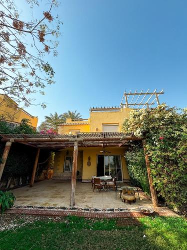 4BR Beachfront Villa With Huge Garden Seaview Einbay in Szuez