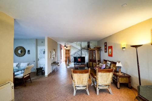 4BR Beachfront Villa With Huge Garden Seaview Einbay in Szuez